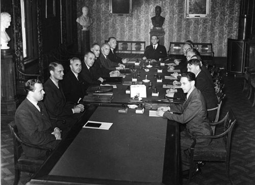 Første nazi-ministerkonferanse i Statsrådsalen i Victoria Terrasse 1 26. september 1940, ledet av sjøfartsminister Kjeld Stub Irgens. Salen er uendret fra regjeringen Nygaardsvolds siste regjeringskonferanse der et halvt år tidligere.