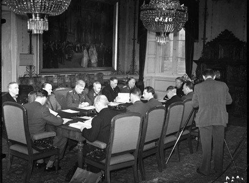 Ministerpresident Vidkun Quisling leder møte i sin "nasjonale regjering" i Den daglige spisesal på Slottet, muligens 5. februar 1942. Møblene er flyttet fra Statsrådsalen, Quisling bruker en annen stol enn kongens.