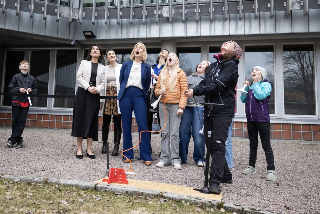 Papir-raketten flyr mange meter opp i luften. Til stor begeistring fra både voksne og barn.