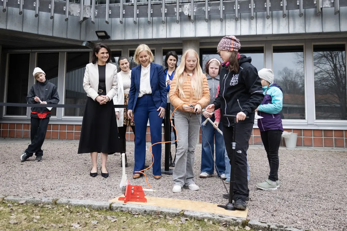 Statsrådene fikk være med da elever laget papir-raketter under Teknas realfagsdager på Teknisk museum denne uken.