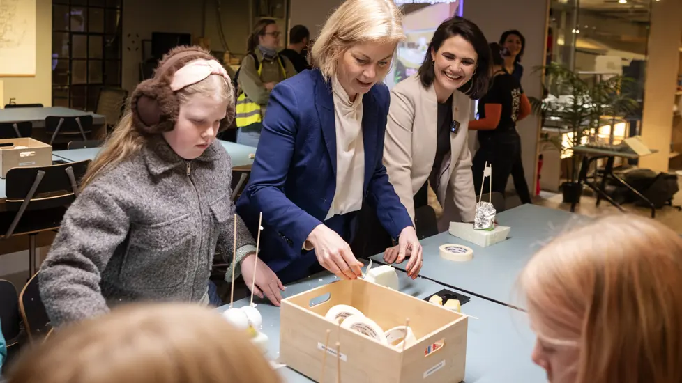 Statsrådene fikk være med elever å lage båter til bølgebasseng under Teknas realfagsdager på Teknisk museum denne uken.
