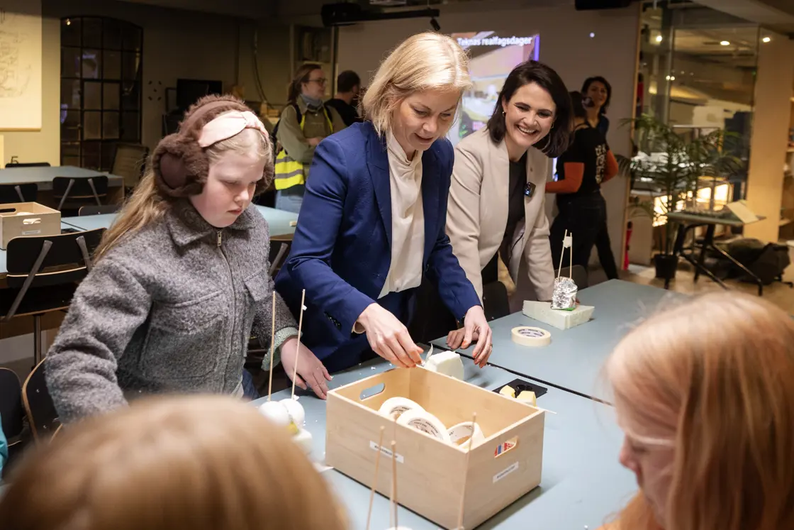 Statsrådene fikk være med elever å lage båter til bølgebasseng under Teknas realfagsdager på Teknisk museum denne uken.
