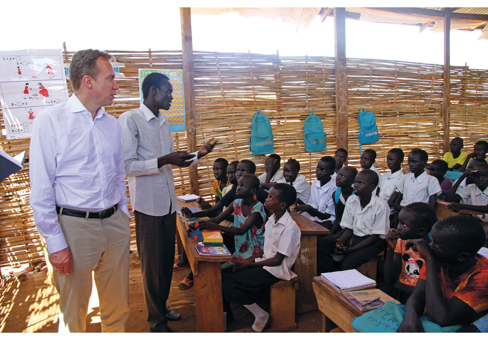 Figur 3.5 Utenriksminister Børge Brende besøker en skole i Juba, Sør-Sudan, for barn på flukt, drevet av Flyktninghjelpen med støtte fra Norge.
