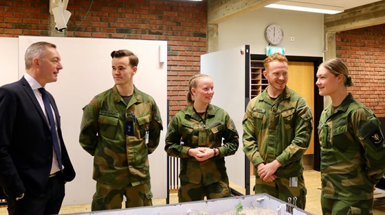Torsdag besøkte forsvarsministeren kadettene ved Forsvarets høgskole. 