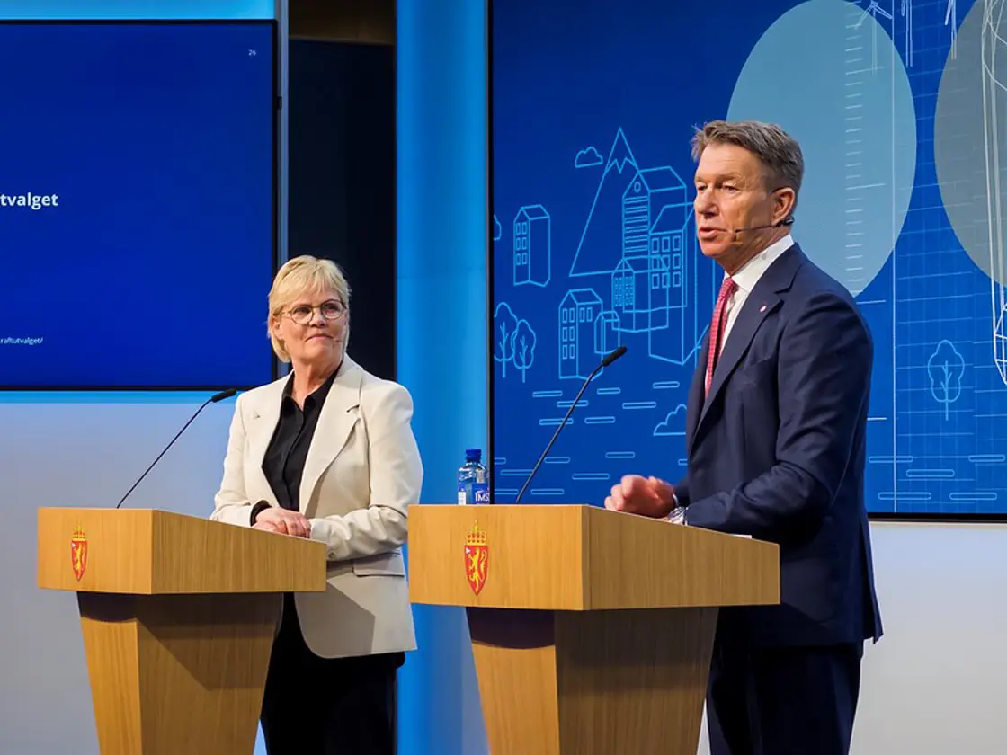 Utvalgsleder Kristin Halvorsen og energiminister Terje Aasland på scenen