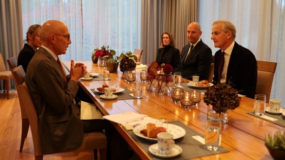 Statsminister Jonas Gahr Støre hadde møte med FNs høykommissær for menneskerettigheter Volker Türk 24. oktober. 