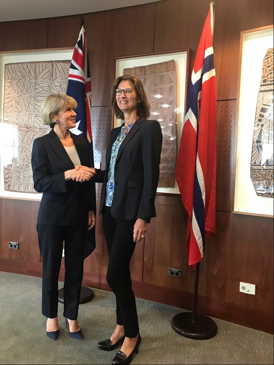 Den australske utenriksministeren Julie Bishop og statssekretær Marianne Hagen åpnet dialogmøtet i Canberra i dag.