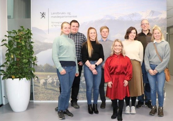Landbruks- og matminister Sandra Borch med alle finalistene i Årest unge bonde 2021