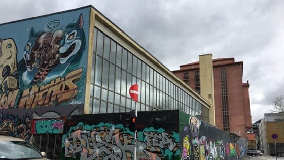 Fasaden til Sentralbadet i Bergen. Med grafitti på gjerdet rundt.