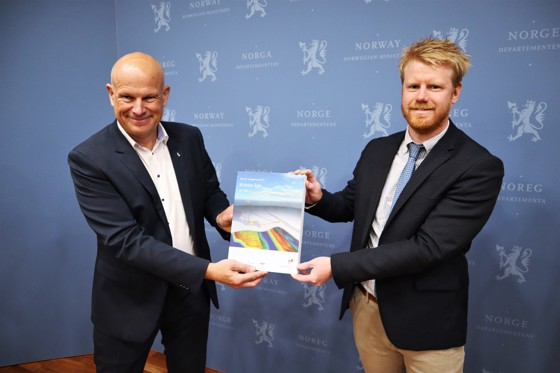 Arne Sigve Nylund (t.v.)  er konserndirektør for prosjekter, boring og anskaffelser i Equinor. I dag overleverte han sammen med partnerne Vår, Petoro og Total planen for Kristin-feltet til statssekretær Tony Tiller.