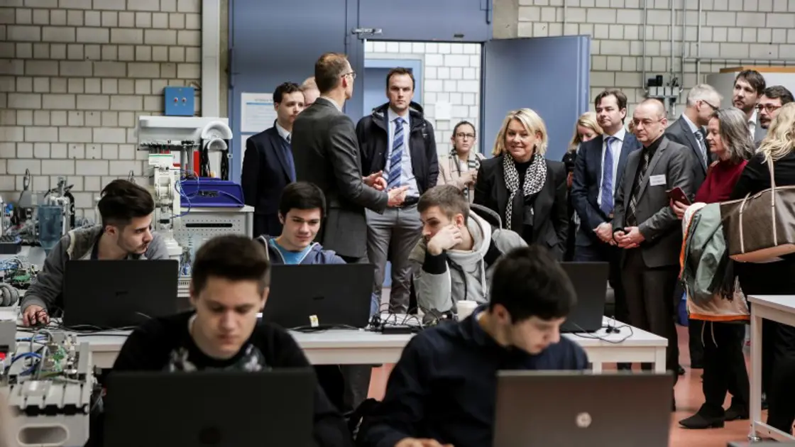 Næringsminister Monica Mæland på Göppingen yrkesskole i Tyskland.
