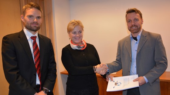 Kulturminister Thorhild Widvey får overlevert Utredning av økonomiske konsekvenser av en mulig lisensordning for pengespill av Håkon Kavli og Frederik Silbye fra Rambøll Management Consulting 15. januar 2015.