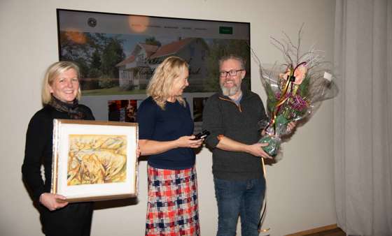 Frå venstre: divisjonsdirektør i NIBIO, Hildegunn Norheim, med Plantearven-trykket som skal overrekkjast til vinnaren Andrew McMillion, som framleis får rosande ord frå juryleiar i Plantearven-prisen, Kristin Børresen frå Graminor.