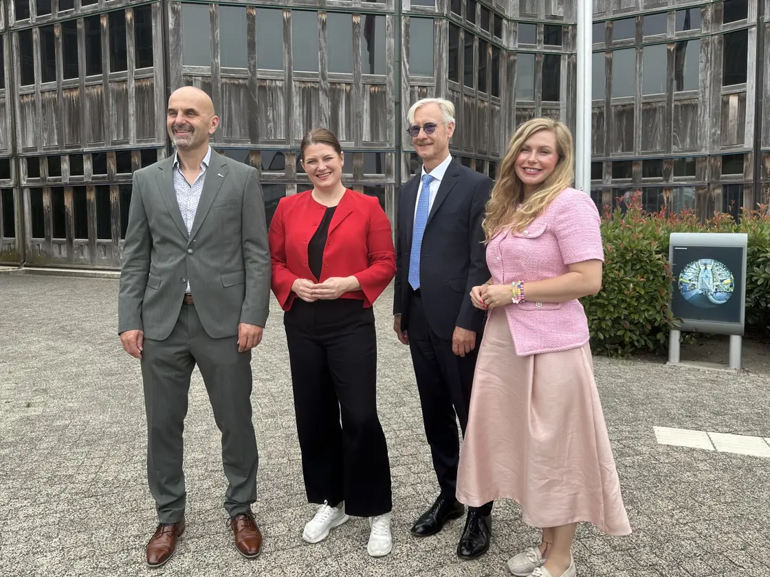Næringsminister Cecilie Myrseth besøkte European Space Research and Technology Centre (ESTEC). Her sammen med ESA direktør Dietmar Pilz, ambassadør Erling Rimestad og direktør i NHO Brussel, Anne Line Kaxrud.