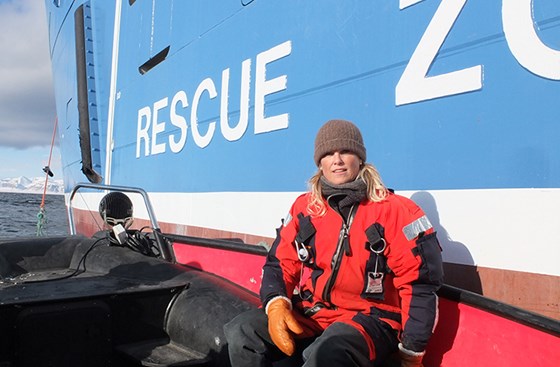 Samfunnssikkerhetsminister Ingvil Smines Tybring-Gjedde i liten båt ved Sysselmannens skip «Polarsyssel».