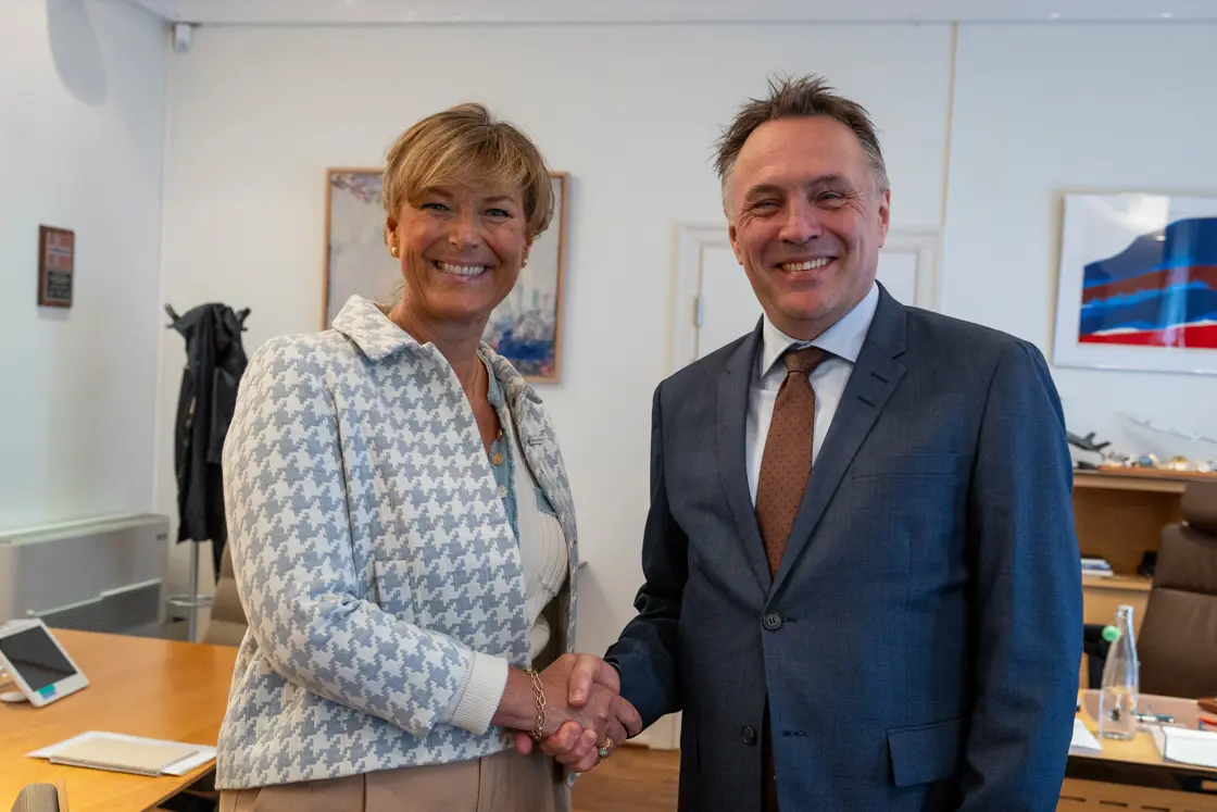forsvarsminister Tore O. Sandvik og generalsekretær Grete Herlofson.