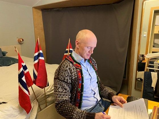 Avtalen mellom Norge og Grønland signeres av den norske forhandlingslederen, Kristoffer Krohg Bjørklund.