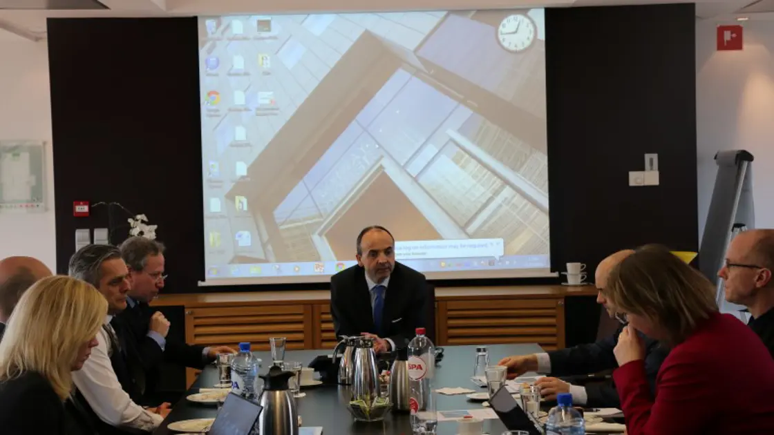 Nestleder ved EU-delegasjonen, Niels Engelschiøn forteller om Norges forhold til EU. Foto: Andreas Høglund, EU-delegasjonen