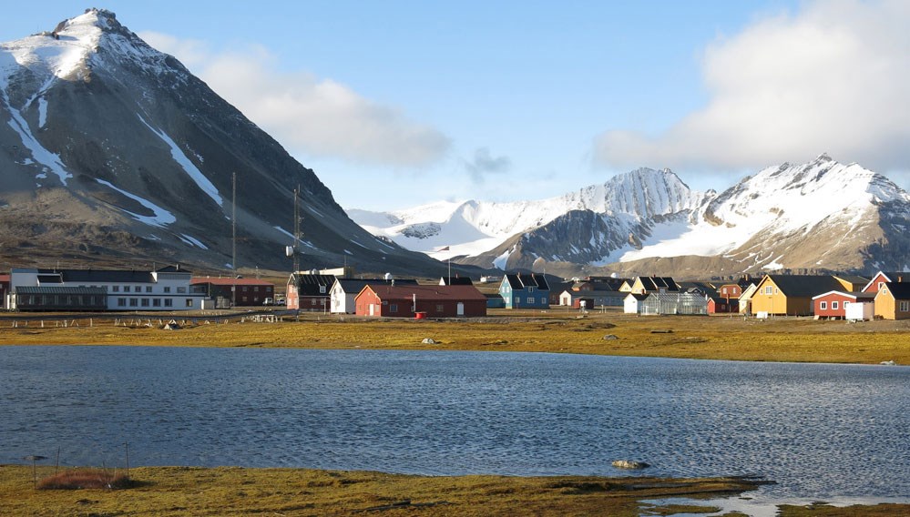 Etter 1964 er Ny-Ålesund bygd opp som et senter for internasjonal arktisk forskning og miljøovervåkning. Norsk Polarinstitutt er blant de mange institusjonene som har forskningsstasjon på stedet. Foto: Max König, Norsk Polarinstitutt.