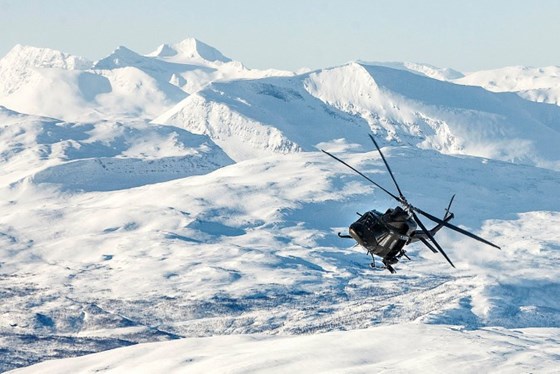 Bell helikoptre over fjell.