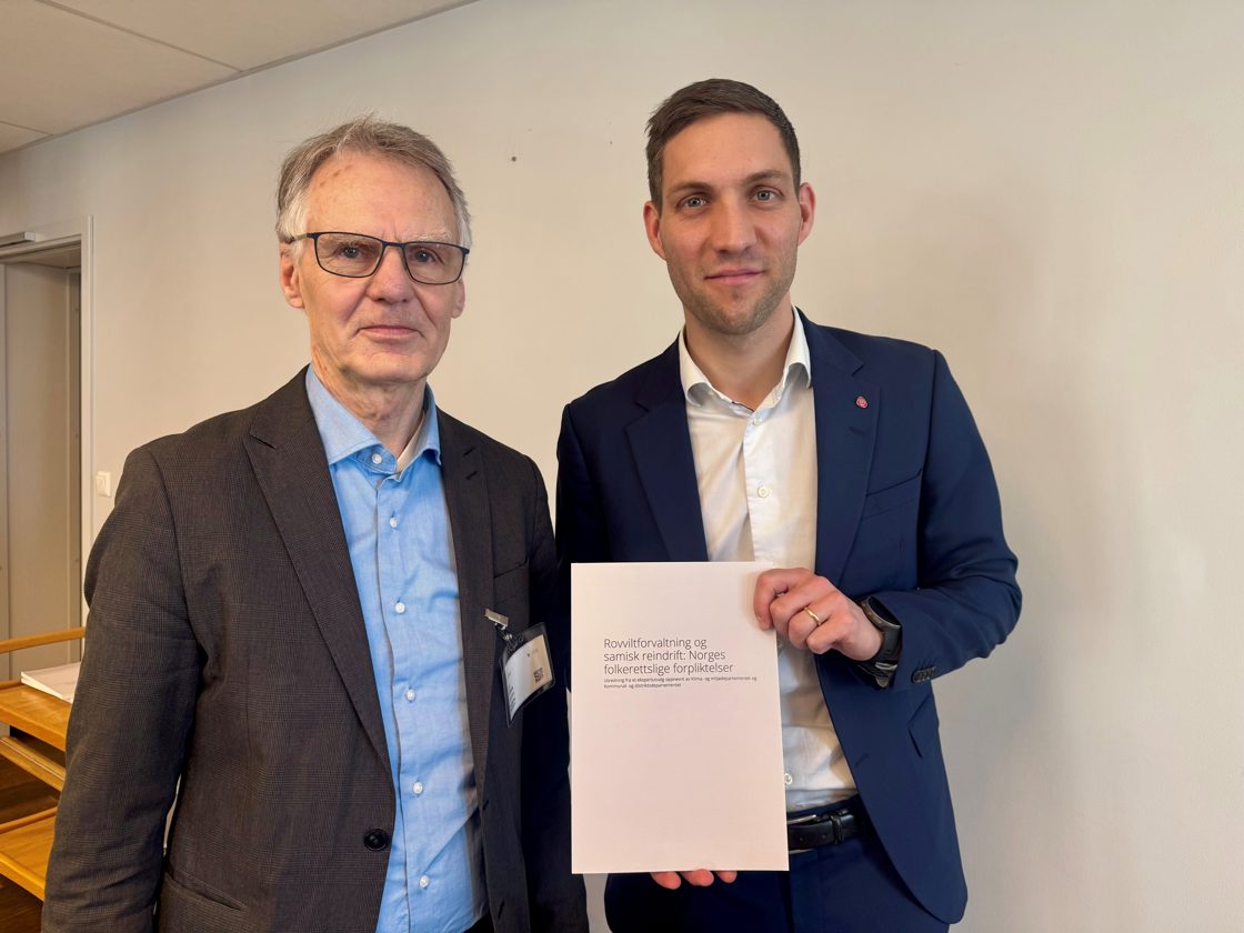 Utvalgsleder Geir Ulfstein overrekker utredningen til klima- og miljøminister Andreas Bjelland Eriksen.