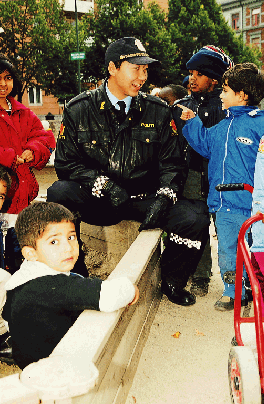 Figur 1-1 Nærhet og tillit mellom politi og publikum er viktig. (Foto: Stig Kolstad)
