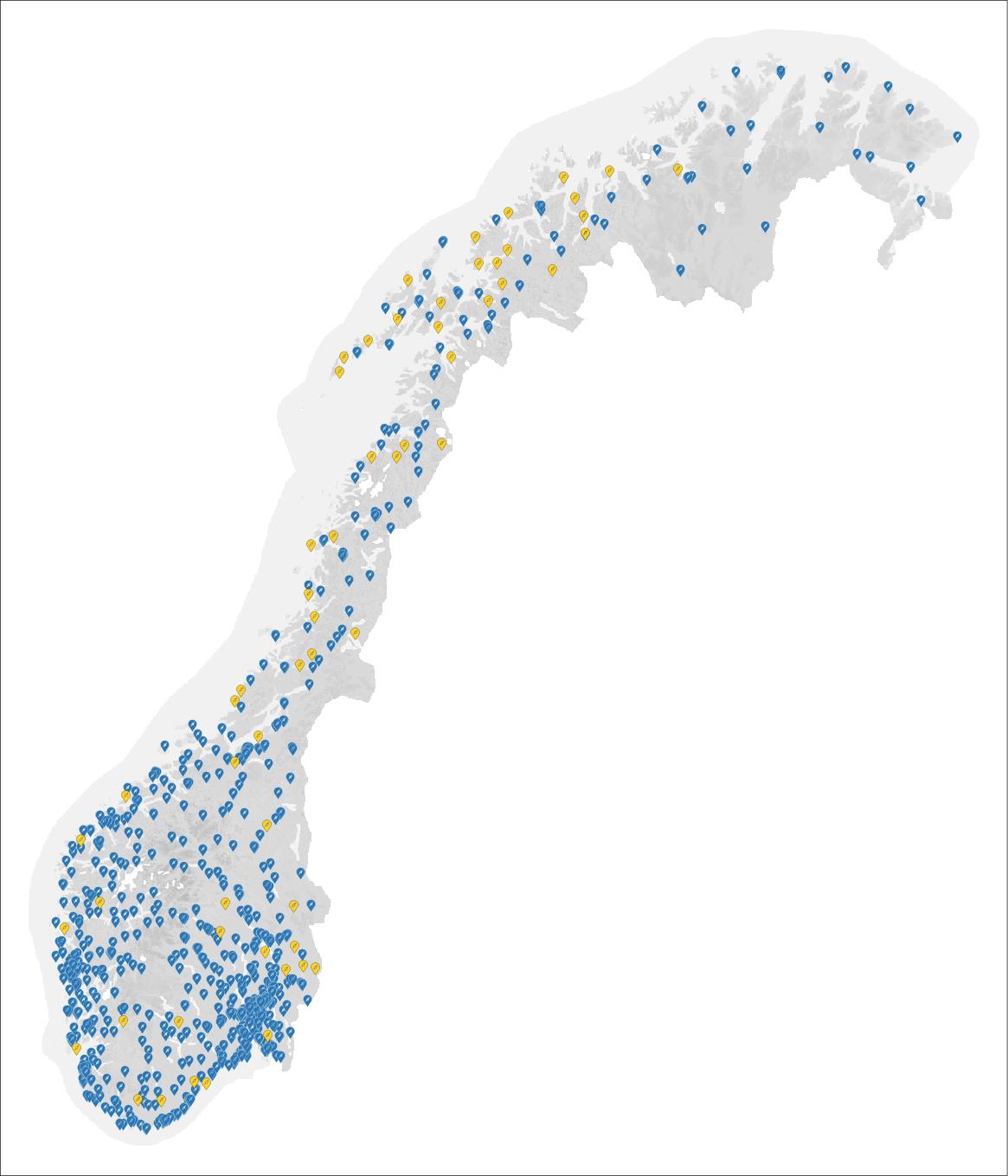 Norgeskart. Hurtigladestasjoner i drift per november 2022 (blå) og hurtiglade-stasjoner støttet av Enova juni 2022 som settes i drift senest juni 2023 (gul).