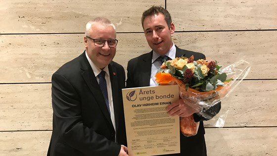 Landbruks- og matminister Bård Hoksrud gratulerer Årets unge bonde 2018, Olav Høiheim Einan fra Luster i Sogn og Fjordane.