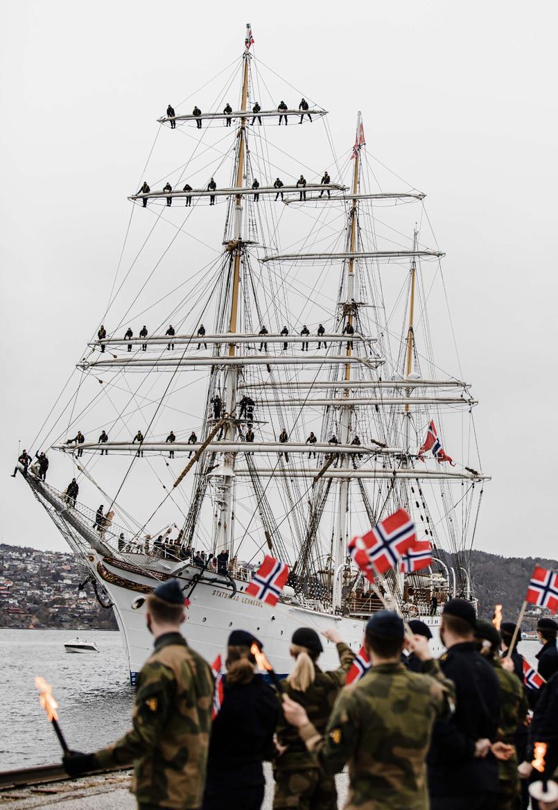 «KNM Statsraad Lehmkuhl» legger til kai på Sjøkrigsskolen i Bergen, etter to uker på sjøen med førsteårskadettene om bord.