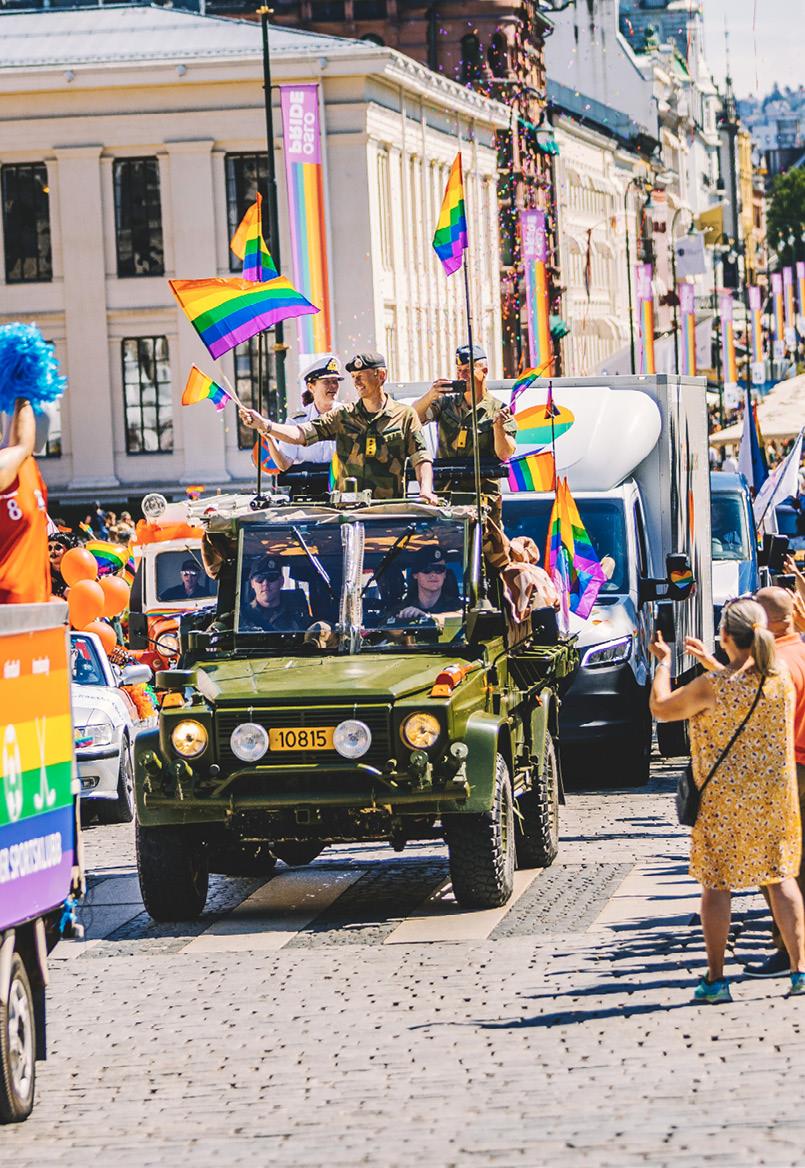 Forsvarssjef general Eirik Kristoffersen, stabssjef Elisabeth Natvig og kommunikasjonssjef Eystein Kvarving deltok i Prideparaden i Oslo 2021.