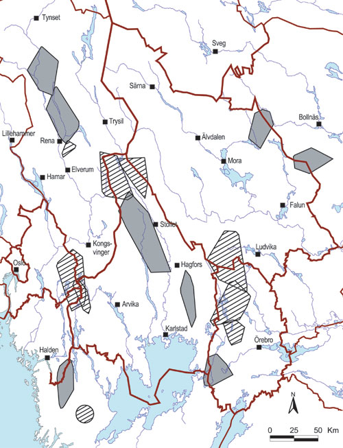 Figur 3.6 Utbredelsen av familiegrupper av ulv (grå felter)
 og revirmarkerende par (skravering) i Skandinavia vinteren 2002–2003.