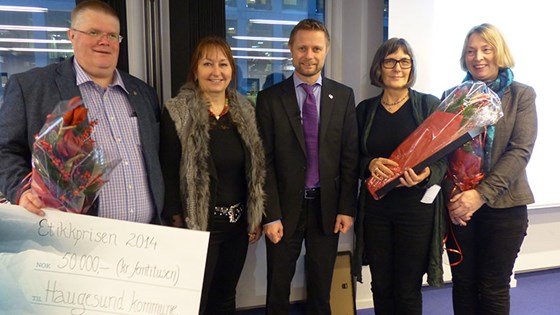 Helse- og omsorgsminister Bent Høie delte i dag ut Etikkprisen 2014 til Haugesund kommune.