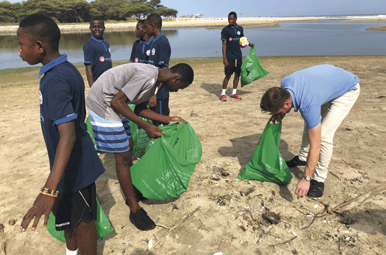 Figur 2.1 Ghana har alvorlige problemer med forsøpling både av hav og land. Utviklingsminister Nikolai Astrup og spillere fra Lizzy Football Club plukker søppel på stranden, mars 2018.