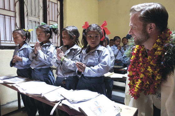 Figur 2.2 Utviklingsminister Nikolai Astrup besøker Shree Devitar Basic School i Nepal, mars 2018.