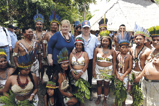 Figur 2.3 Statsminister Erna Solberg og Colombias president Juan Manuel Santos besøker Leticia i Amazonas, hvor de møter urfolkssamfunnet Monilla Amena, april 2018.