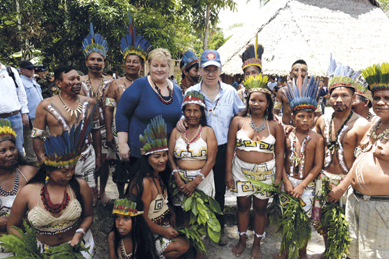 Figur 2.3 Statsminister Erna Solberg og Colombias president Juan Manuel Santos besøker Leticia i Amazonas, hvor de møter urfolkssamfunnet Monilla Amena, april 2018. 