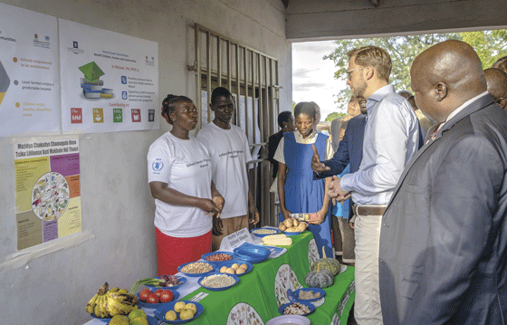 Figur 4.1 Utviklingsminister Nikolai Astrup besøker skoleprosjektet One UN Joint Program Girls Education i Malawi, hvor lokale bønder leverer mat til skolematordningen. Prosjektet lykkes i å skape eierskap og engasjement i lokalbefolkning og hos lokale myndigh...
