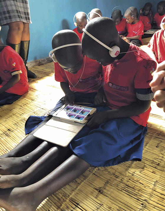 Figur 4.2 Med norsk støtte har Chatata Primary School i Malawi tatt i bruk digitale læringsplattformer i undervisningen av 1. og 2. klasse, april 2018.
