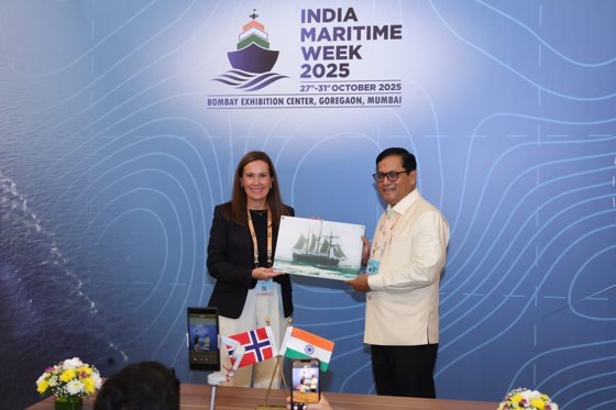 Næss and Sonowal exchanged gifts