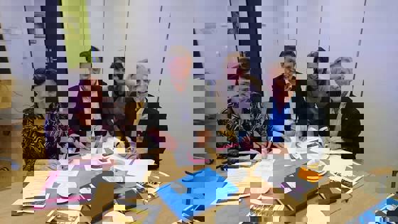 Underteikning av ny hoppid.no-avtale i Norddal kommune i desember. Frå venstre leiar av hoppid.no May-Britt Roald, assisterande landbruksdirektør Ottar Longva, dagleg leiar i Ungt entreprenørskap Sissel Tegelsrud Kolstad og ordførar i Norddal, Arne Sandnes.