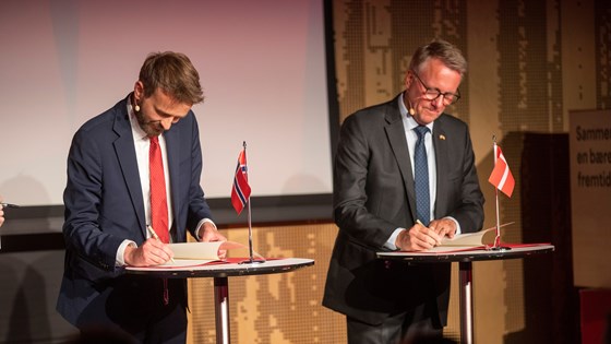 Næringsminister Jan Christian Vestre og Danmarks erhvervsminister Morten Bødskov signerer felleserklæringen i Århus, Danmark
