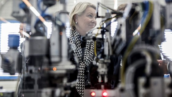 Næringsminister Monica Mæland ser på roboter i Tyskland