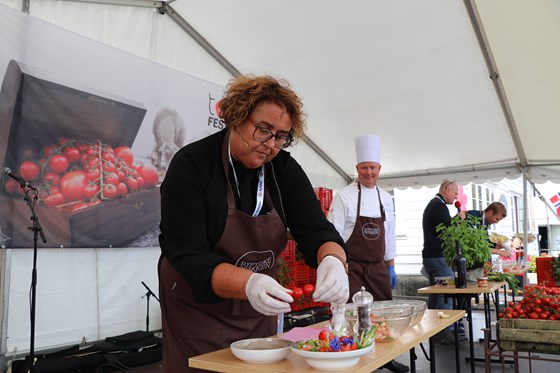 Landbruks- og matminister Olaug Bollestad i matkonkurranse på Tomatfestivalen på Finnøy.
