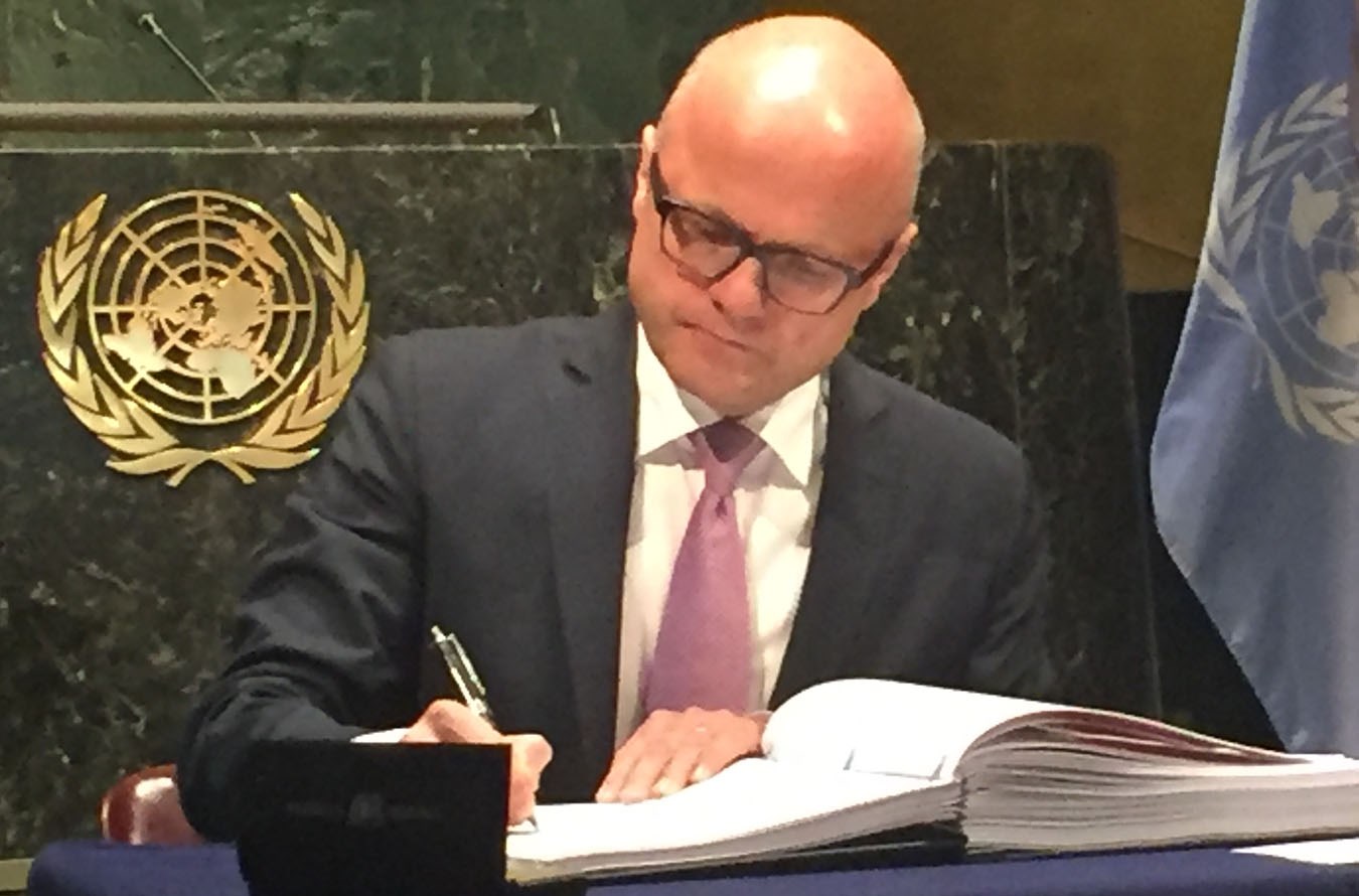 Klima- og miljøminister Vidar Helgesen undertegnet Parisavtalen på vegne av Norge i FN i New York 22. april 2016. Foto: Klima- og miljødepartementet.