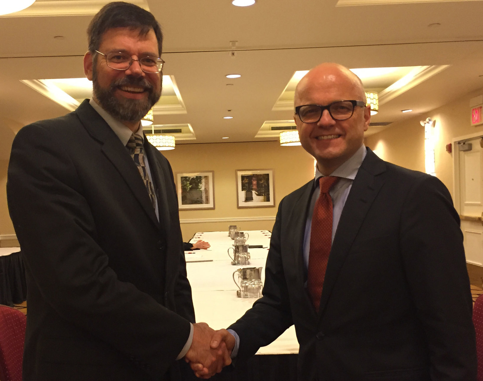 Klima- og miljøminister Vidar Helgesen og USAs nye klimaforhandler Jonathan Pershing diskuterte oppfølging av Parisavtalen i New York. Foto: Klim- og miljødepartementet.