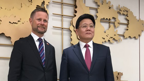 Helseminister Bent Høie og den kinesiske vise-helseministeren Wang Hesheng.