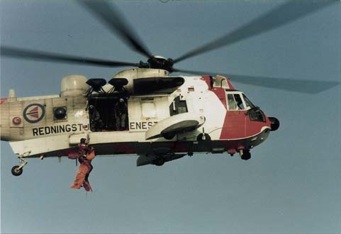 Figur 2.3 GKN Westland Sea King i modernisert utgave med ny søkeradar,
 to redningsheiser, neserader og varmesøkende kamera. Foto:
 Bjørn Haugerud