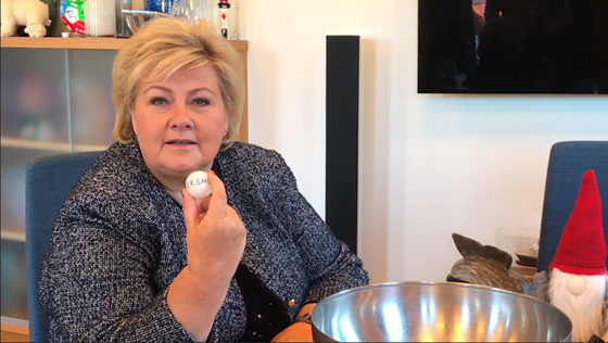Statsminister Erna Solberg holder opp en pingpong-ball med påskriften Akershus.