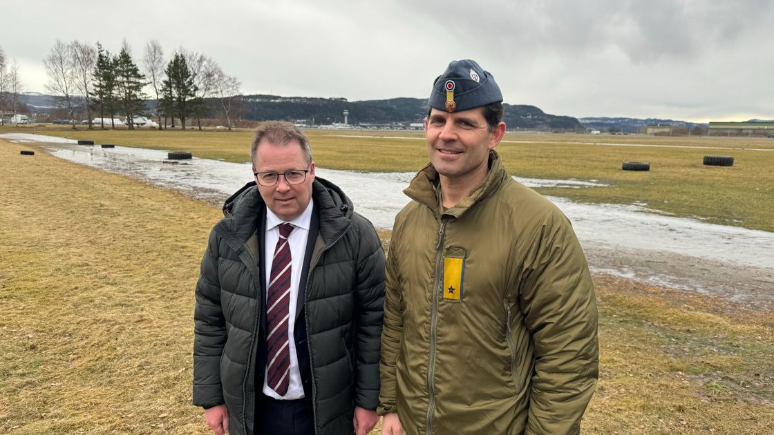Forsvarsminister Bjørn Arild Gram saman med brigader Kristian Lyssand, sjef Luftforsvarets våpenskole, på Værnes flystasjon.