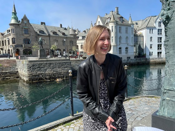 Næringsminister Iselin Nybø utendørs i Ålesund